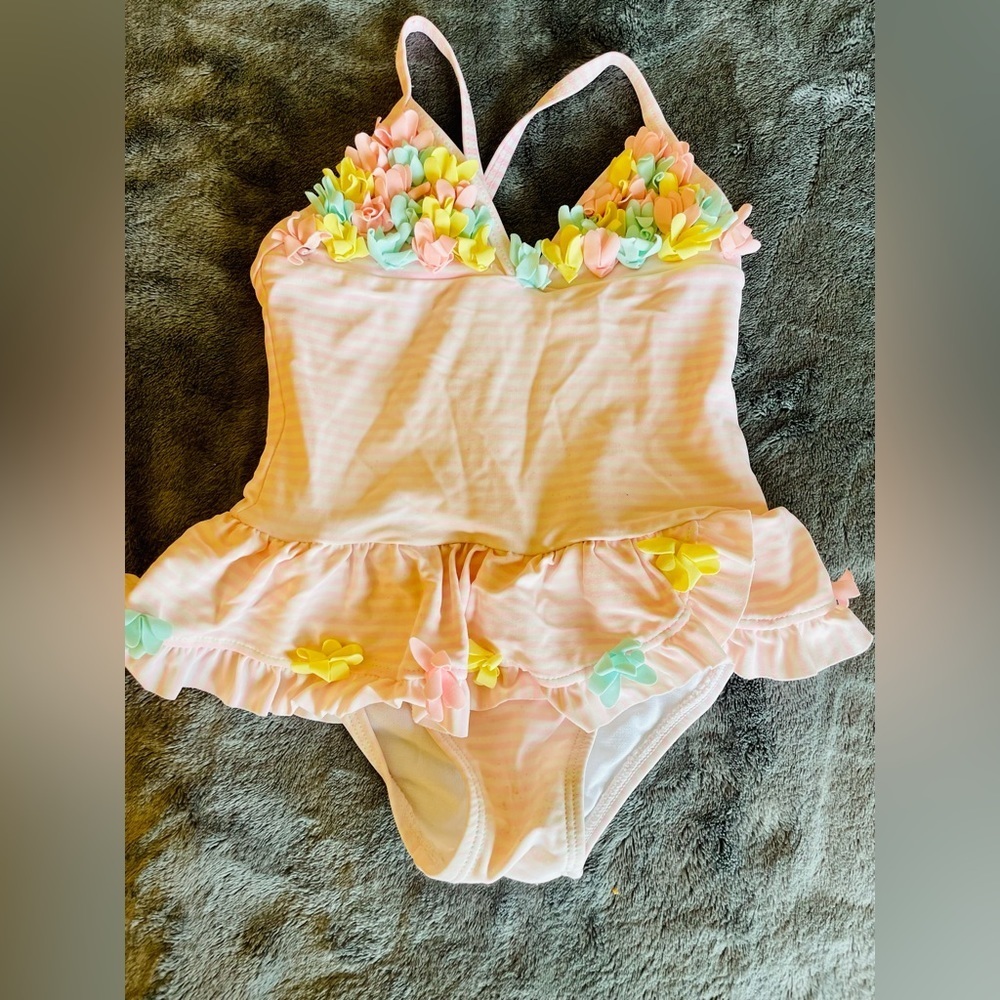 Super cute one piece swimsuit, used good condition